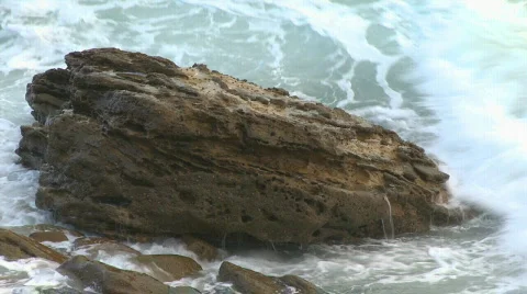 Sea waves against rocks  Vidéo 160020