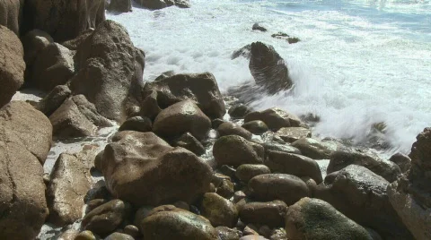 Sea waves against rocks Video stock 373502