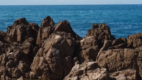 Sea waves against rocks Stockbeeldmateriaal 97843364