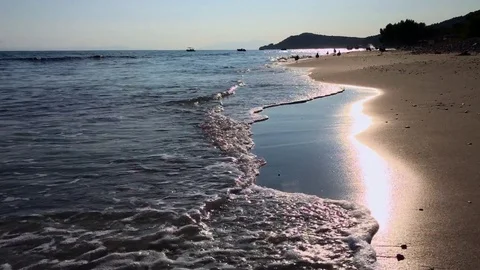 Sea waves on the beach at sunset 库存影片 80592934