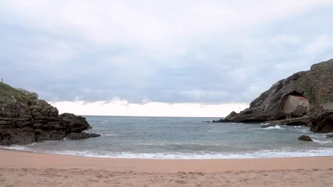 Sea waves beating against shore in Cantabria Video stock 82903824