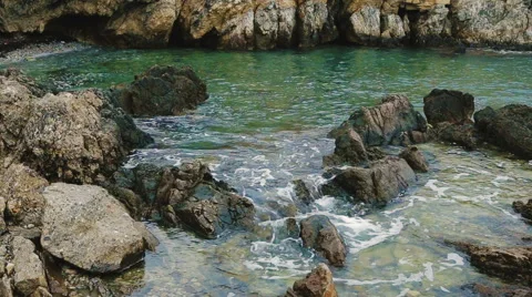 Sea Waves Between stones Vídeo Stock 58892323