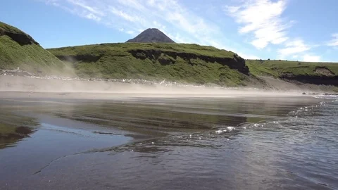 Sea waves on black sand beach. 库存影片 80404348