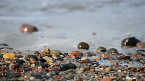 Sea waves break on pebble beach 库存影片 47139423