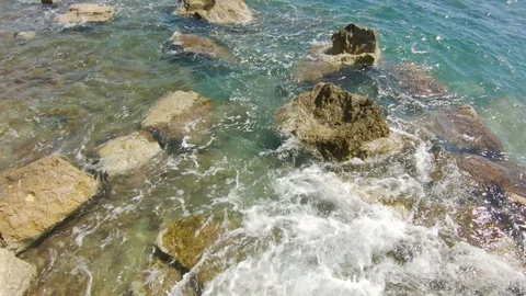 Sea waves break on rocks Vidéo 128878933