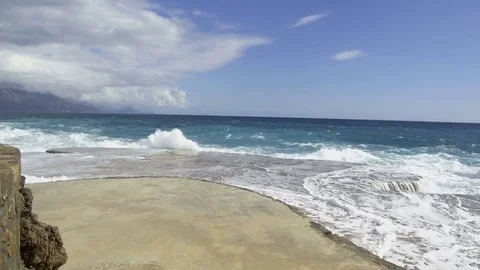 Sea waves break on the stone pier 库存影片 84387334