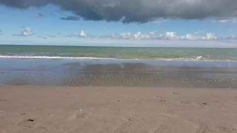 Sea waves breaking up on beach Vidéo 142998857
