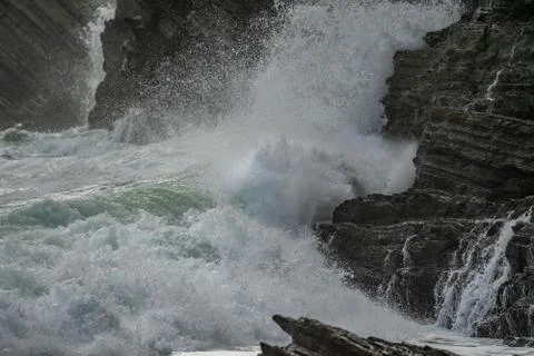 Sea waves breaking in the coast cliffs in Barrika Foto stock