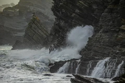 Sea waves breaking in the coast cliffs in Barrika Foto stock