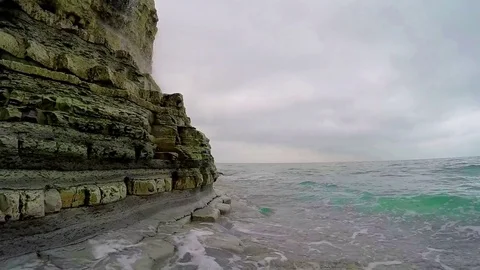 Sea waves breaking on the rocks Vídeo Stock 71797809