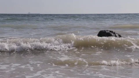 Sea waves bumping against a stone 스톡 동영상 85099044