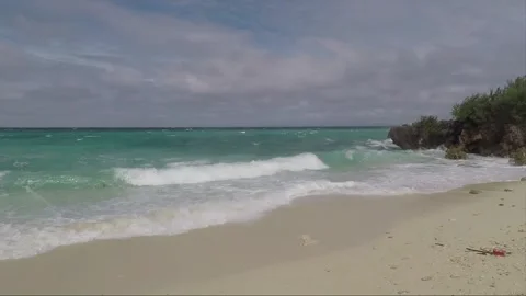 Sea Waves crash on sandy Bantigue beach, Malapascua island, Philippines Stock-Footage 246633133