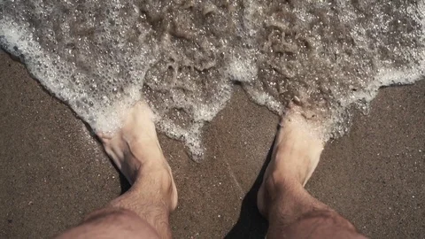 Sea waves flows on feets 動画素材 70137502