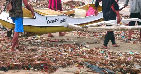 Sea waves full of litter hitting the beach. Huge dump in tropical paradise. M Vídeo Stock 127369277