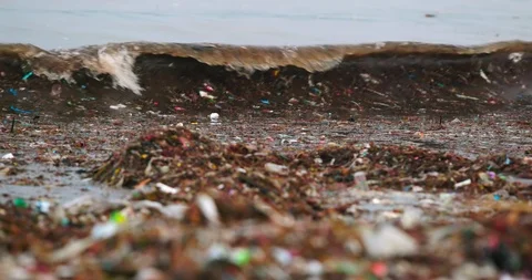 Sea waves full of litter hitting the beach. Huge dump in tropical paradise. M Vídeo Stock 127393043
