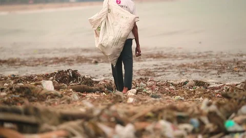 Sea waves full of litter hitting the beach. Huge dump in tropical paradise. M Vídeos de archivo 127393435