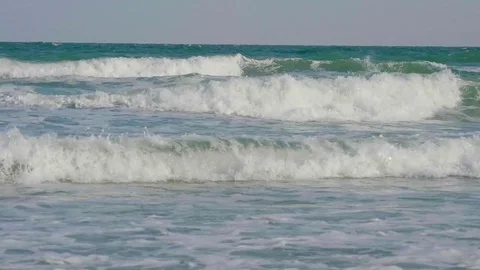 Sea waves go to the shore. Vídeo Stock 82213767
