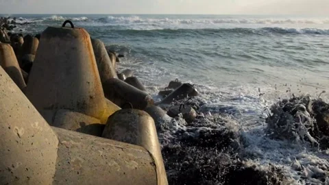 Sea waves hit concrete breakwaters Vídeo Stock 291472020