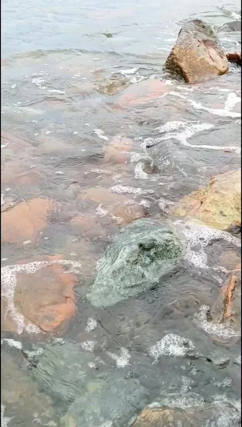 Sea waves hit the rocks on the edge of the beach 库存影片 277923474