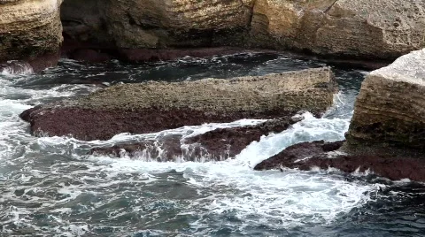 Sea waves hit the rocks Stockbeeldmateriaal 617120