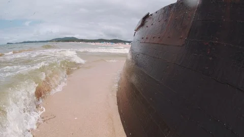 Sea waves hit a sunken ship 動画素材 127686434