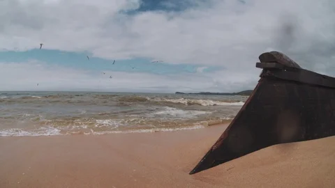 Sea waves hit a sunken ship Video stock 127688058
