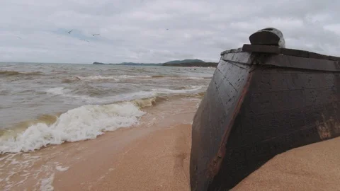 Sea waves hit a sunken ship Video stock 127689673