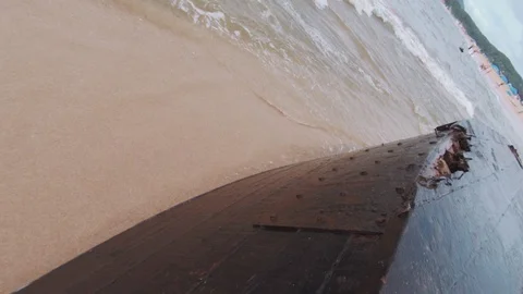 Sea waves hit a sunken ship Video stock 127692231