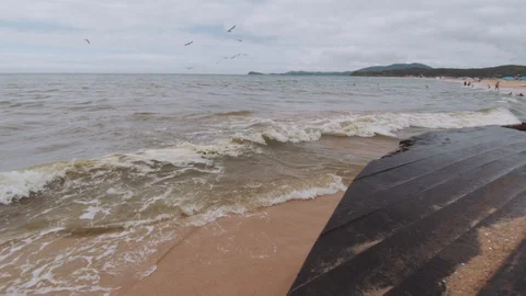 Sea waves hit a sunken ship Video stock 127692432