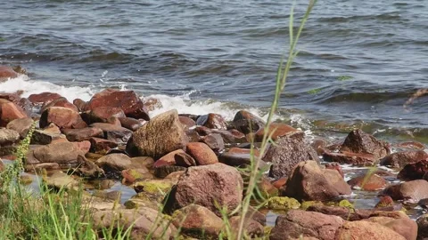 Sea waves hitting brown large stones, summer seashore Vídeos de archivo 259826109