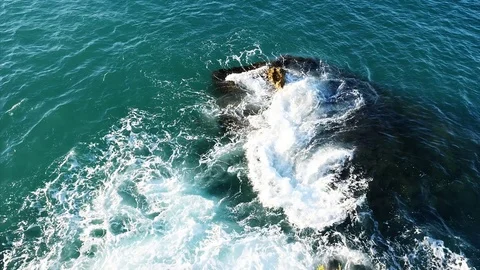 Sea waves hitting the rocks 스톡 동영상 78761460