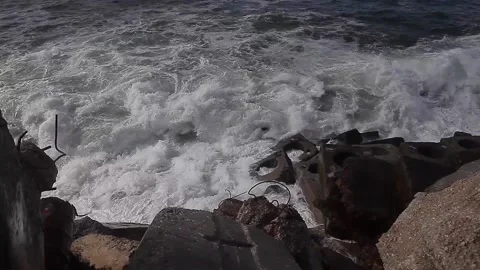 Sea waves hitting the shore Vídeos de archivo 148624770