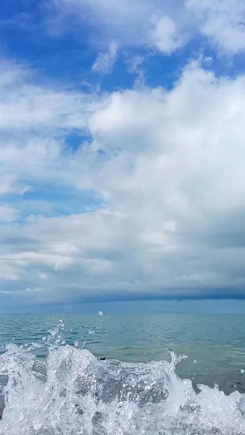 Sea, waves, horizon, clouds 動画素材 337825583
