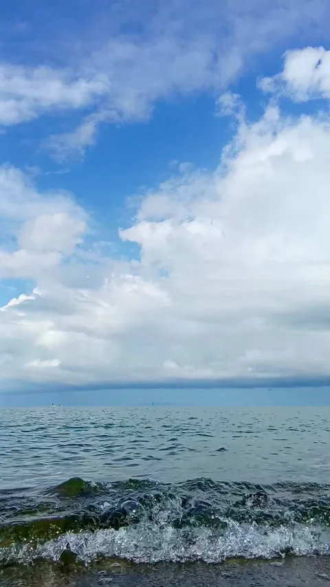 Sea, waves, horizon, clouds 動画素材 337825585