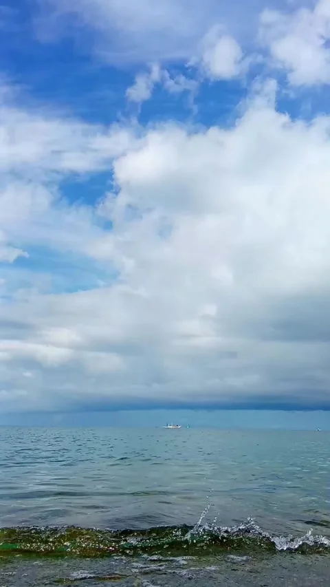 Sea, waves, horizon, clouds 動画素材 337825586