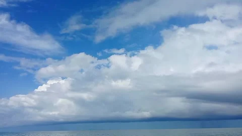 Sea, waves, horizon, clouds 動画素材 338073377