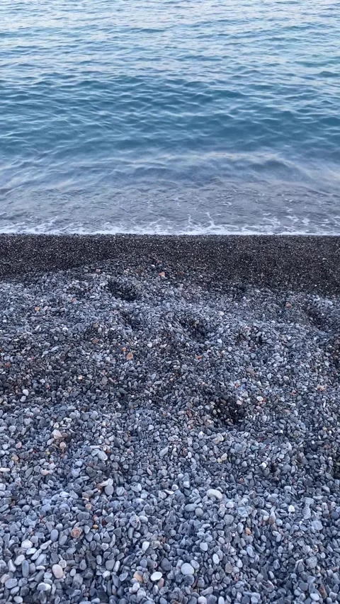 Sea waves lapping the beach. Vertical video Stock-Footage 287492608