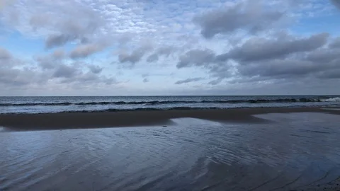 At sea, waves, low clouds, blue sky. Seagulls are flying. Timelapse 库存影片 123221466