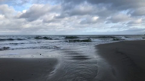 At sea, waves, low clouds, blue sky. Seagulls are flying. Timelapse. 库存影片 123233124