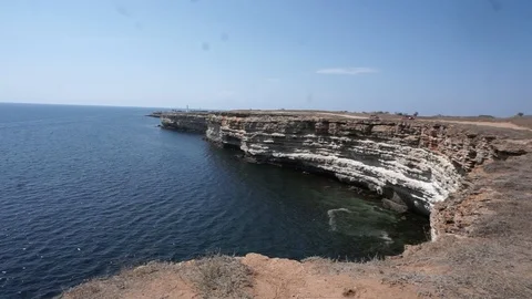 Sea waves by the mountain 库存影片 103075446
