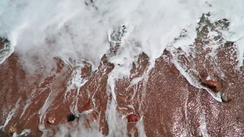 Sea waves move to covering red sand beach full hd. 库存影片 146269283