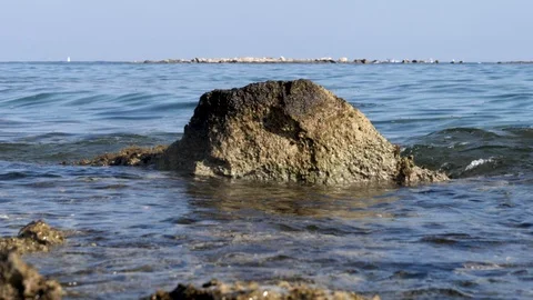 Sea waves over rock 2 - slow mo 스톡 동영상 129199417
