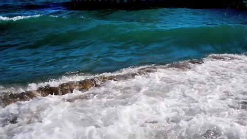 Sea waves passing over and melting golden sand of beach. Vídeo Stock 152956993