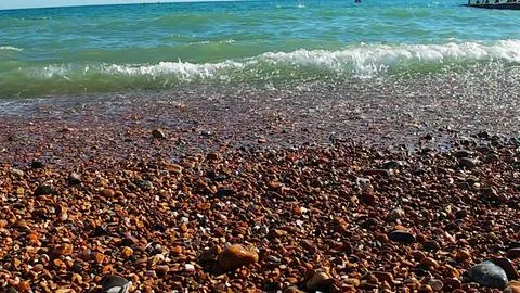 Sea waves on a pebbled beach Foto stock