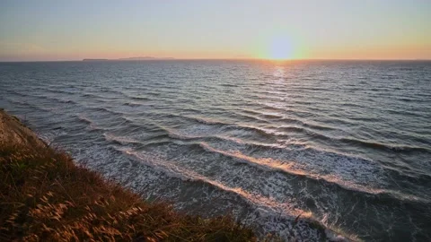 Sea waves in rays of sunset. Vídeo Stock 159544249