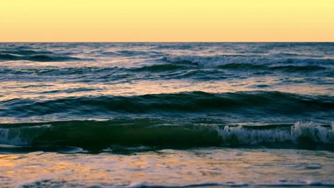 Sea waves with reflection of gold sunset light, by the beach, slow motion, hd. 库存影片 240022420