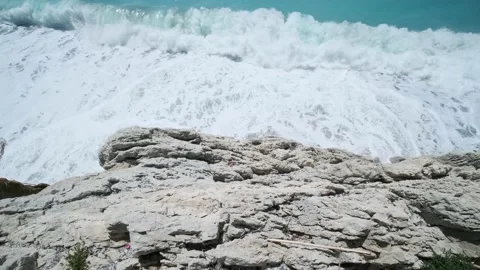 Sea waves on the rock 库存影片 143484708