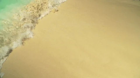 Sea Waves Rolling On Sandy Beach At Sunset 動画素材 107427276