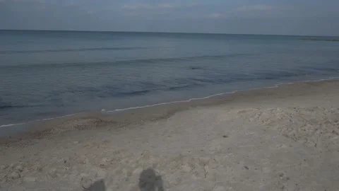 Sea waves run to the shore 库存影片 168906881