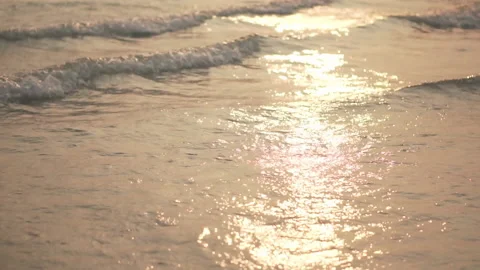 The sea as the waves slowly crashed onto the beach. Vidéo 186920558